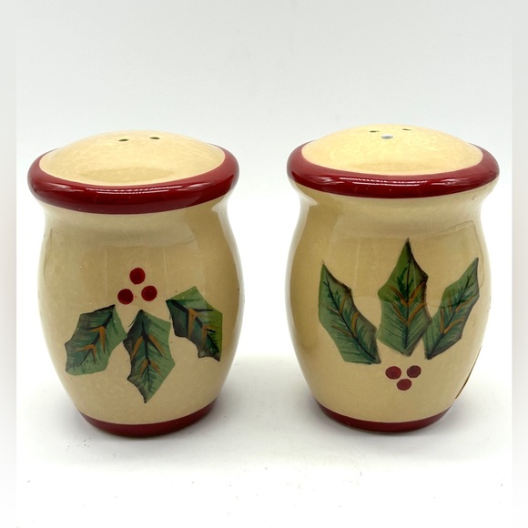 Vintage Ceramic Christmas Holly Salt and Pepper Shaker Set Yankee Candle Co - Picture 1 of 10